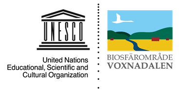 Logotyper Unesco och Biosfärområde Voxnadalen bredvid varandra
